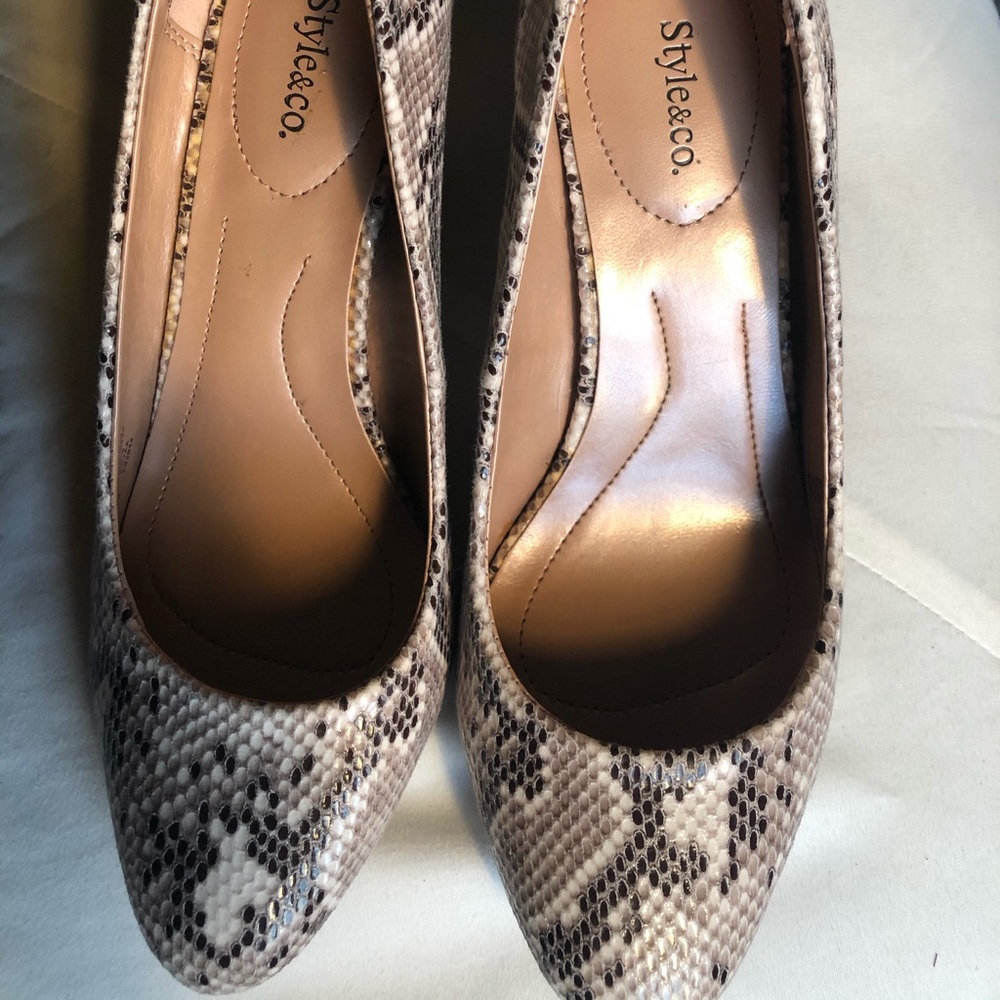 Style&co Size 6.5 M snakeskin print heel